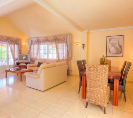 Casa Carmeno - 3 Bedroom - Heated Pool - Hot Tub - Short Walk To Beach Вілла